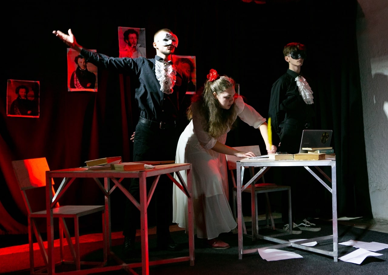 театральный режиссер поставил спектакль. репетиция в театре. иван вырыпаев. вуди аллен театр. театральный режиссер поставил спектакль.