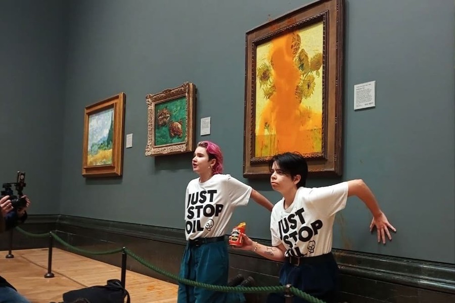 Активисты облили супом картину Ван Гога