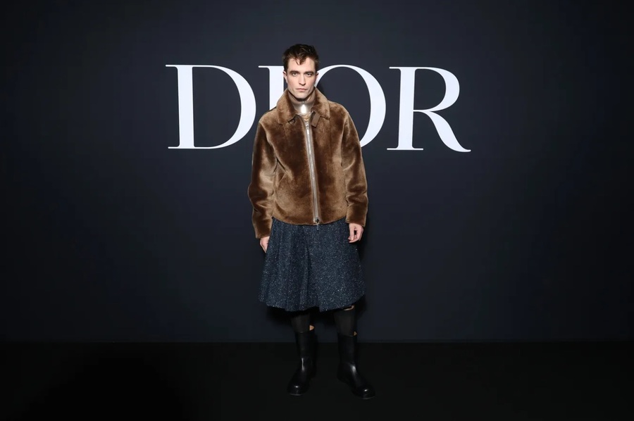 Роберт Паттинсон в платье Dior Неделя моды